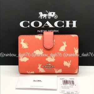 Coach Corner Zip Wallet w. Bunny Script Print